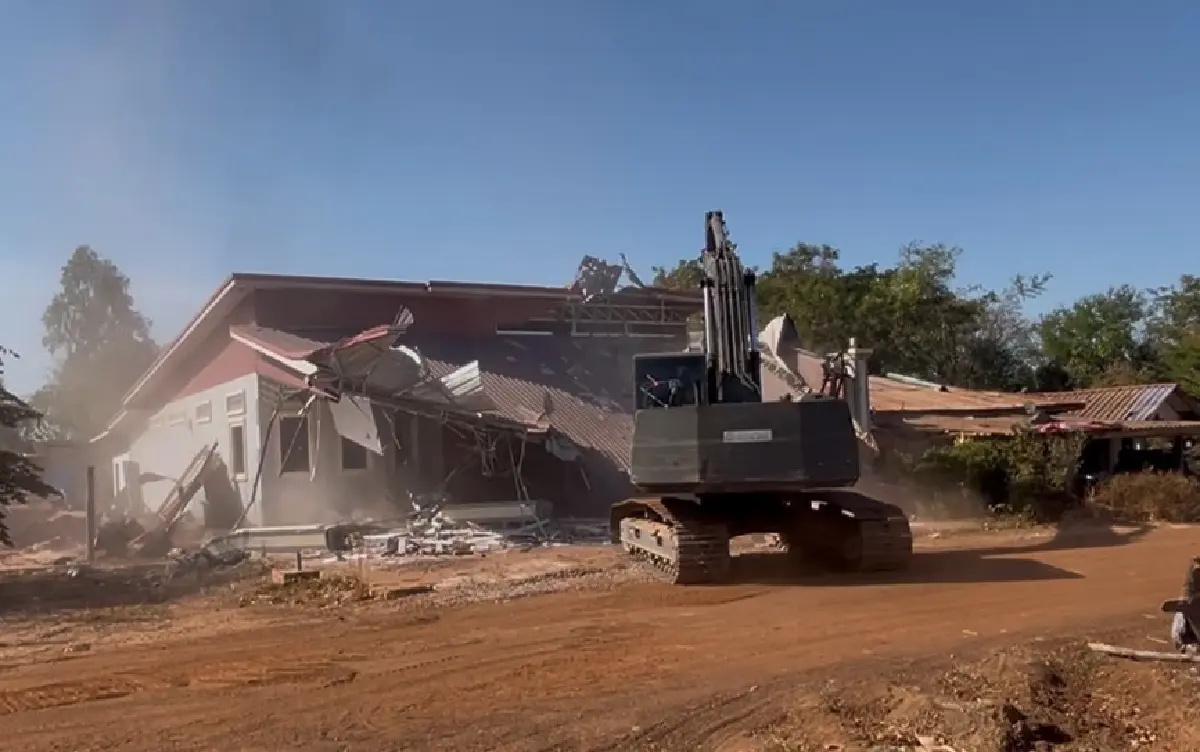 ทุบแล้ว! บ้านกำนันลี ผู้ทรงอิทธิพลกัมพูชา ที่บ้านหนองจาน ของขวัญปีใหม่คนไทย