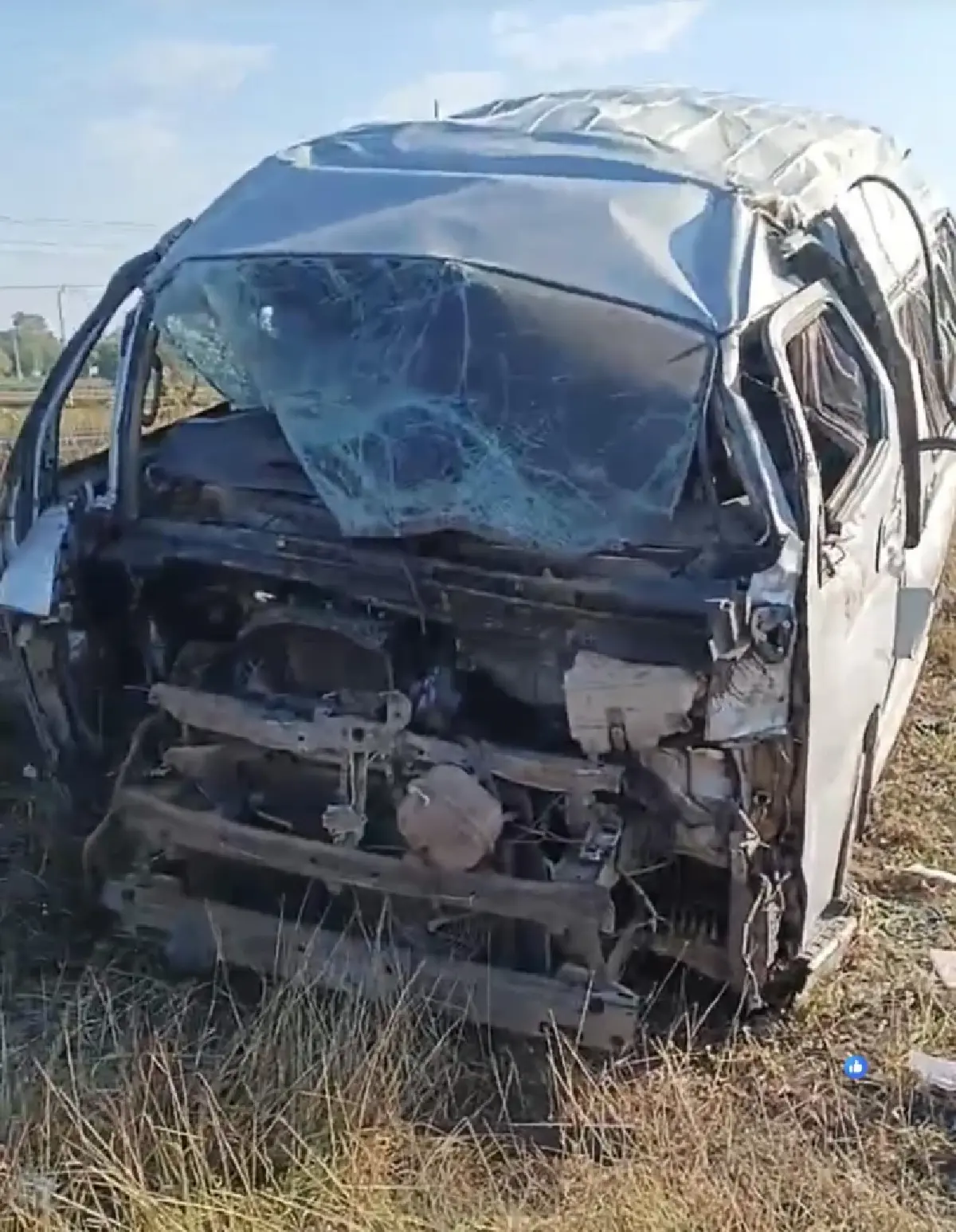 อุบัติเหตุหมู่ รถตู้เสียหลักชนเสาไฟ ที่มหาสารคาม บาดเจ็บ 15 ดับ 1