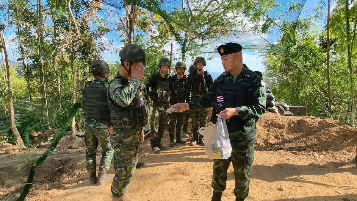 'แม่ทัพกุ้ง' ลงพื้นที่ช่องบก ปลุกขวัญกำลังในทหารแนวหน้า