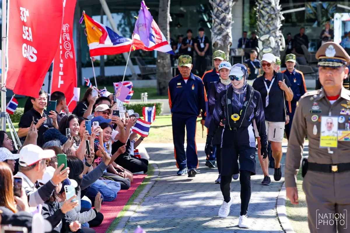 'พระราชินี' ทรงนำทีมเรือใบลงแข่งวันที่ 2 หลังทรงพาทีมชาติไทยชนะ