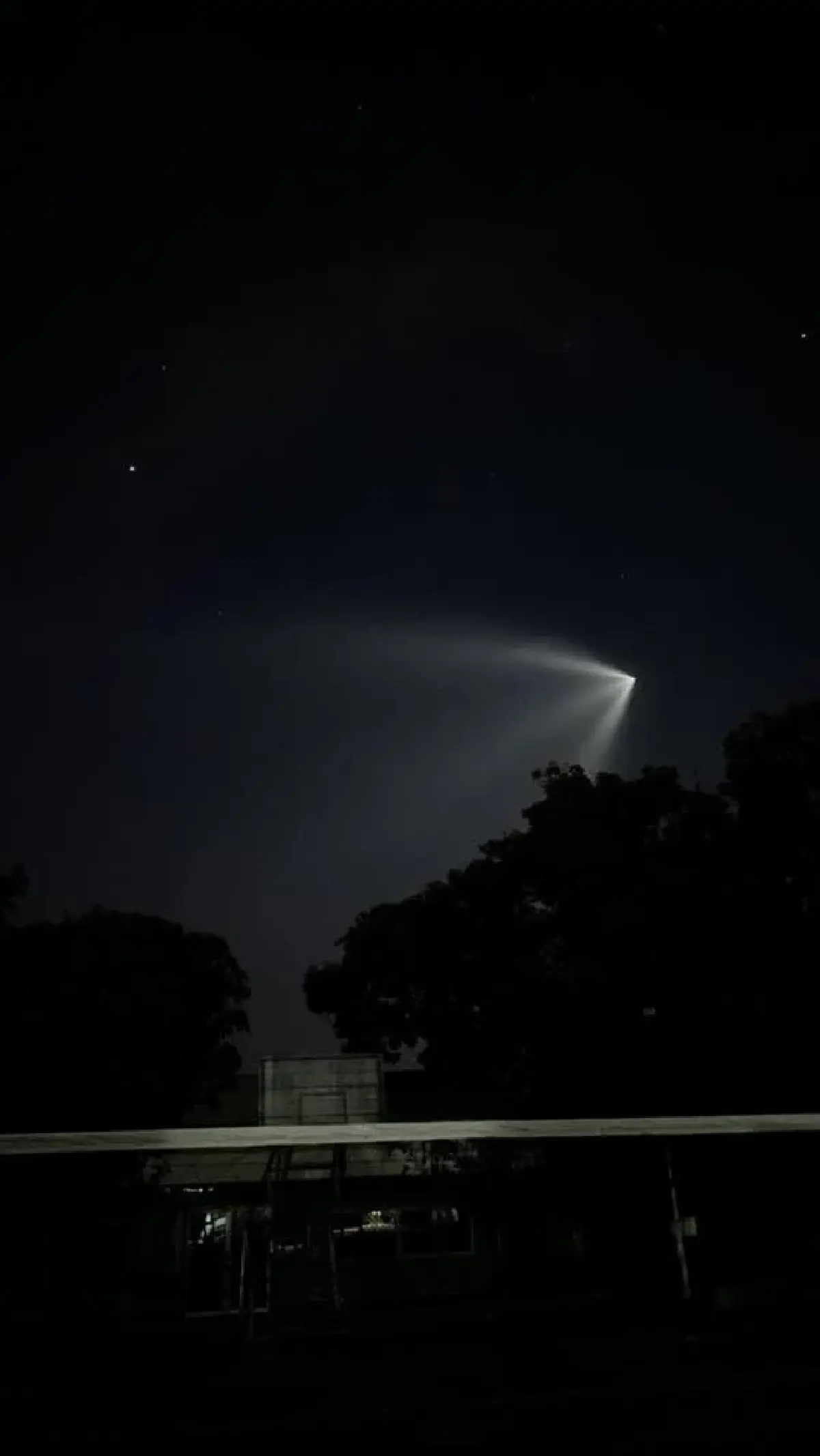 ไขปริศนา 'แสงรูปกรวย' จากไอพ่นจรวด Falcon 9 เหนือท้องฟ้าทั่วไทย