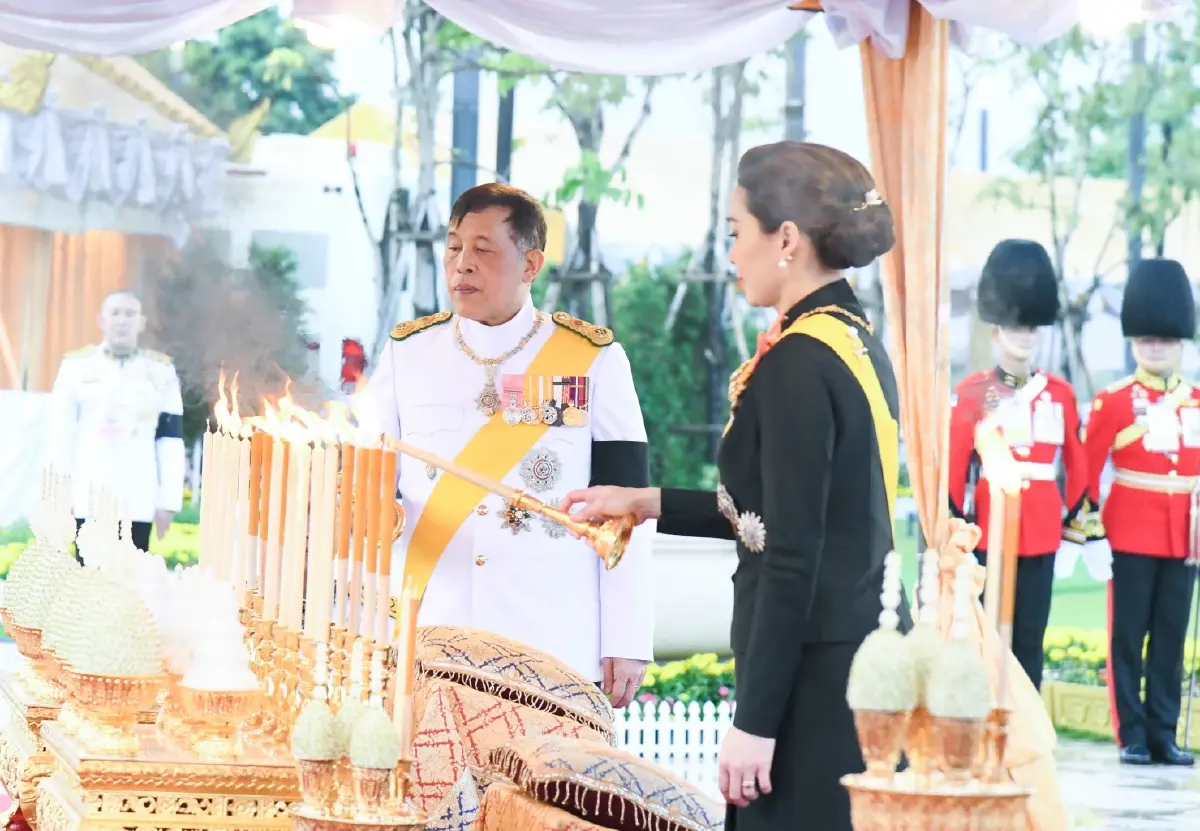 ในหลวง-พระราชินี ทรงปฏิบัติพระราชกรณียกิจ วันคล้ายวันพระบรมราชสมภพ รัชกาลที่ 9