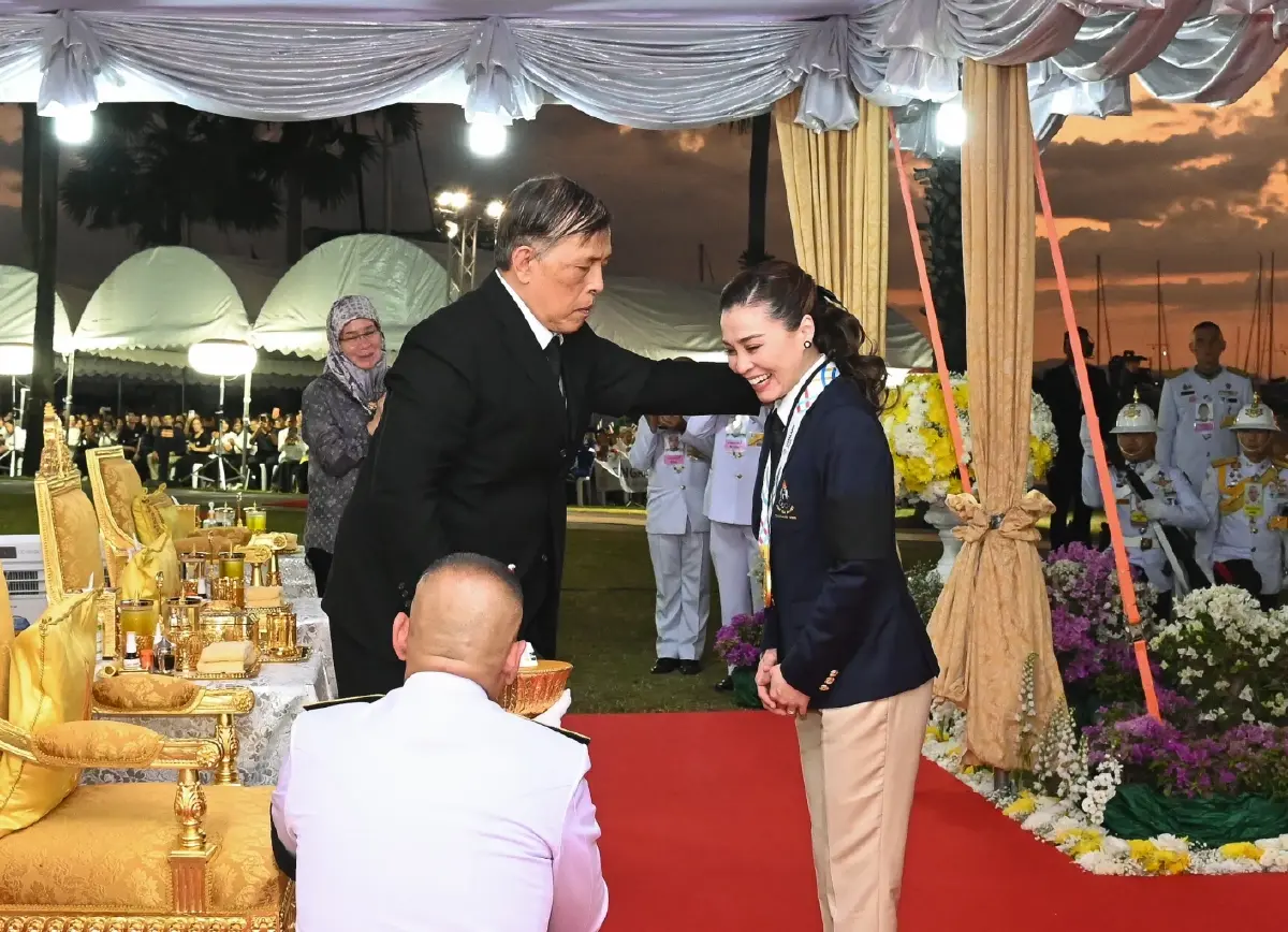 'ในหลวง' พระราชทานเหรียญทอง การแข่งขันกีฬาเรือใบ ซีเกมส์ ครั้งที่ 33 แด่ 'พระราชินี'