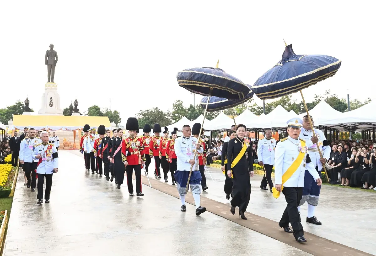 ในหลวง-พระราชินี ทรงปฏิบัติพระราชกรณียกิจ วันคล้ายวันพระบรมราชสมภพ รัชกาลที่ 9