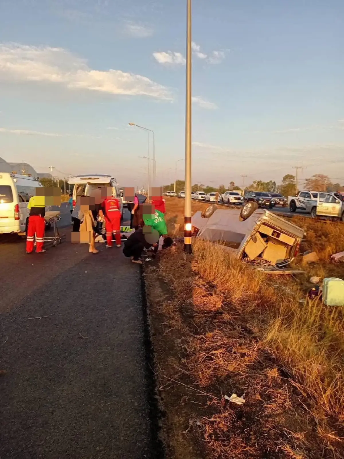 อุบัติเหตุหมู่ รถตู้เสียหลักชนเสาไฟ ที่มหาสารคาม บาดเจ็บ 15 ดับ 1