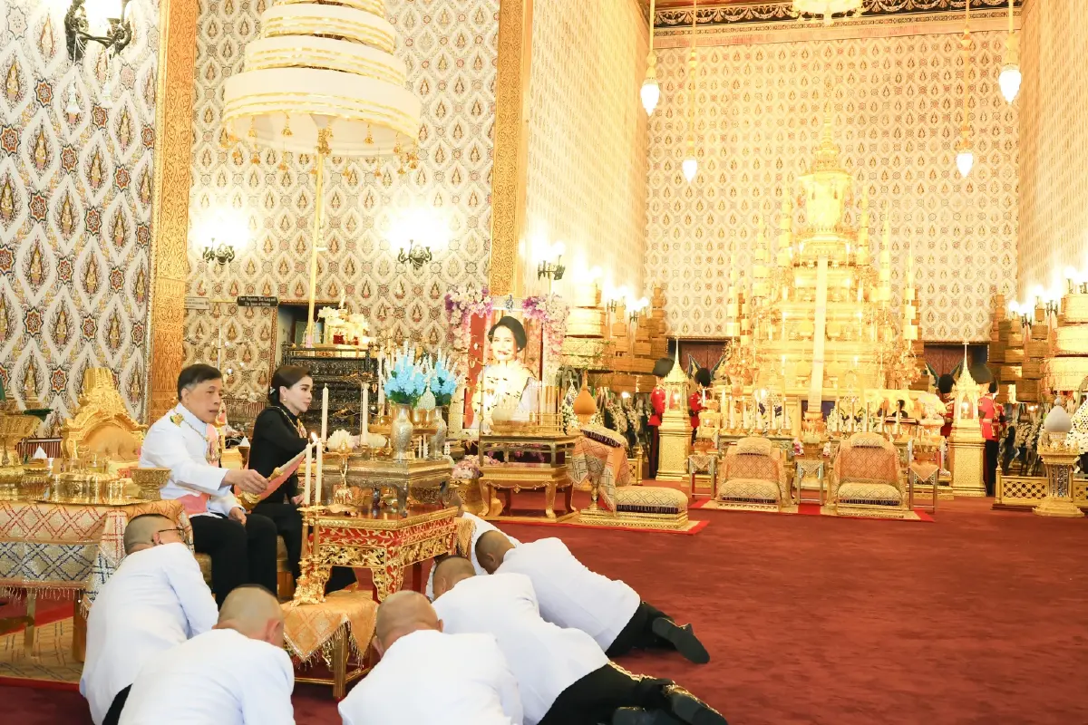 ในหลวง-พระราชินี เสด็จฯ ทรงบำเพ็ญพระราชกุศลปัญญาสมวาร ถวายพระบรมศพ พระพันปีหลวง