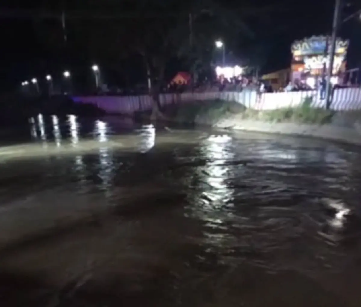 กระบะมรณะ พุ่งลงคลอง 13 ปทุมธานี จมน้ำดับ 3 สูญหาย 3 เร่งงมหาอีก