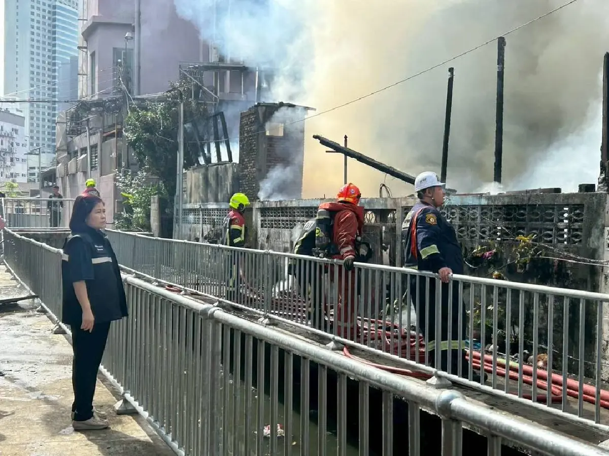 ด่วน ไฟไหม้บ้านไม้ ปลูกติดกัน ซอยประชาราษฎร์บำเพ็ญ 2 เขตดินแดง