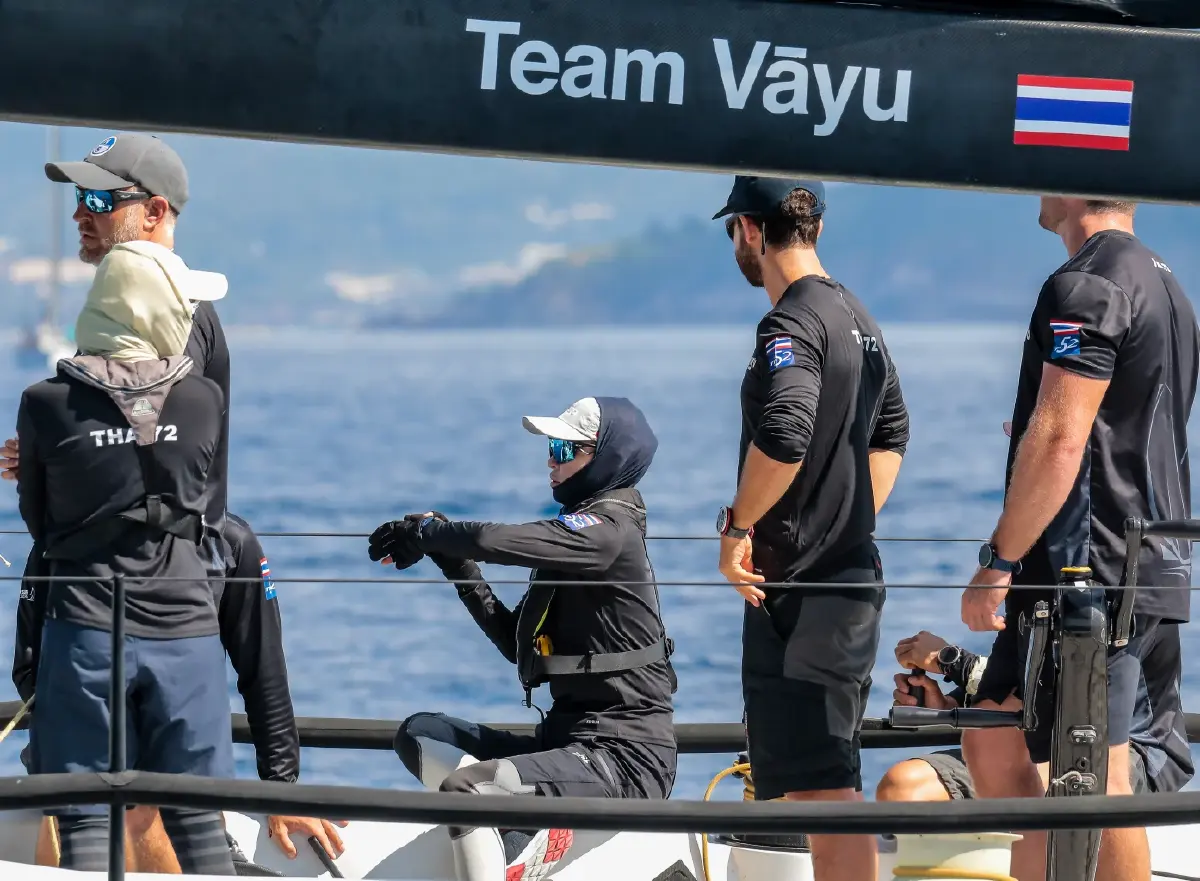 พระราชินี ทรงนำทีมเรือใบวายุ เข้าเส้นชัยเป็นอันดับ 1 ของเรซที่ 2