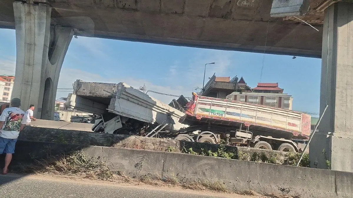 เปิดคลิป สะพานลอยถล่มทับรถ บางนา-ตราด เหตุดัมพ์ยกค้างฟาดพังยับ