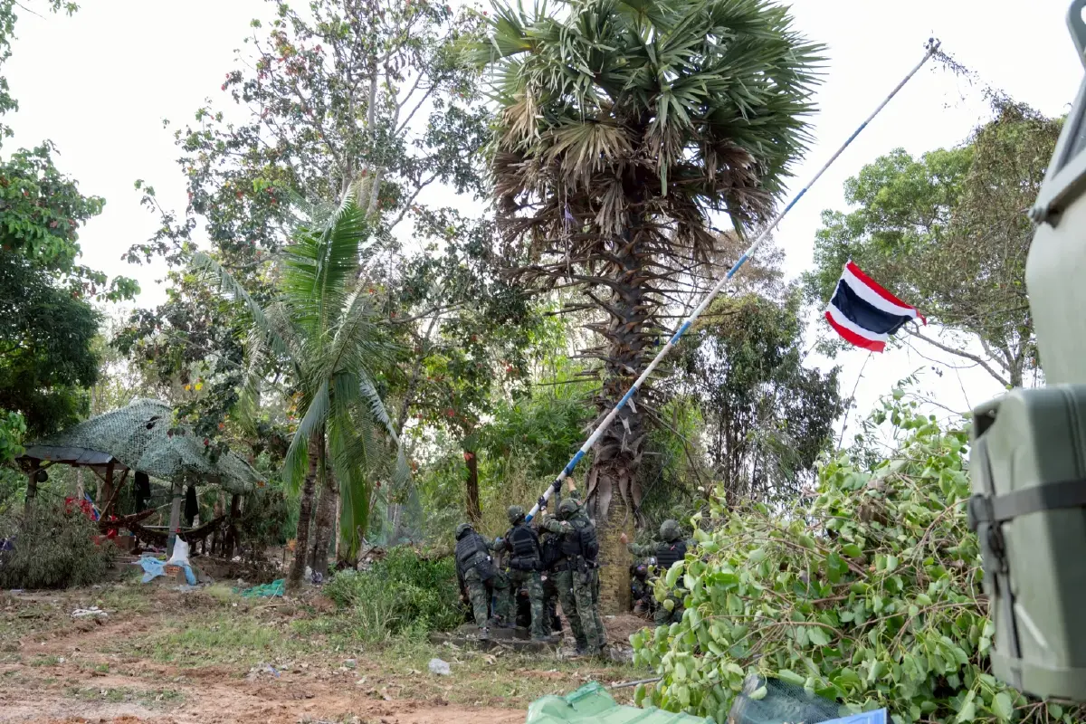 ปักธงชาติไทย! ปะทะเดือดเช้ามืด นาวิกโยธิน ยึดคืนบ้านสามหลัง จ.ตราด