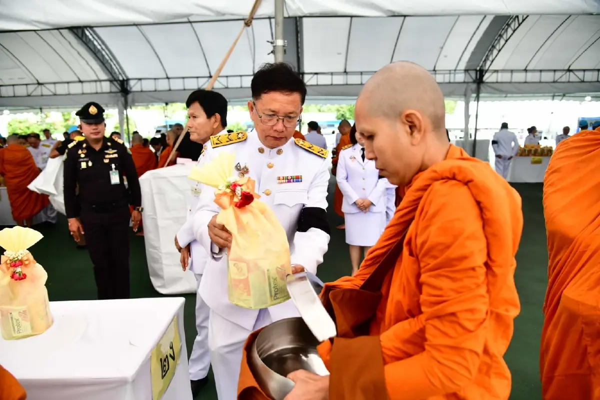 กทม. ร่วมพิธีทำบุญตักบาตรถวายพระราชกุศล น้อมรำลึกพระมหากรุณาธิคุณในหลวงรัชกาลที่ 9