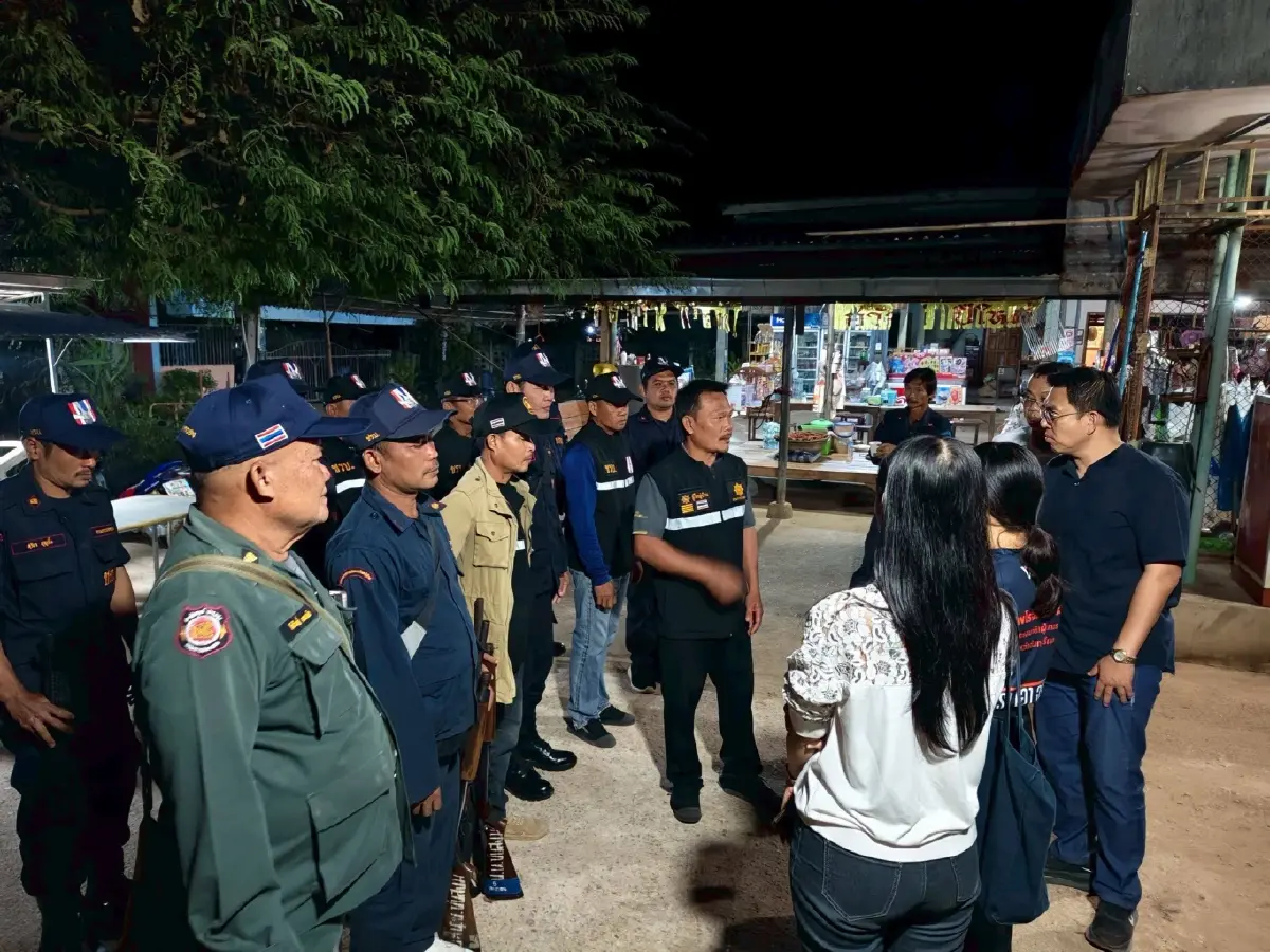 แกนนำส้มลงพื้นที่ศูนย์อพยพ 'ณัฐพงษ์' ส่งแรงใจให้ ปชช.-จนท.