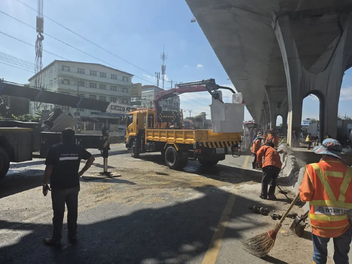 เร่งรื้อคานสะพานลอย หลังรถบรรทุกชนพังยับ คาดเปิดจราจรเย็นนี้!