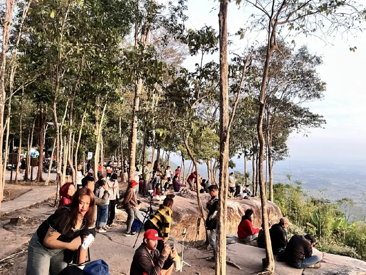 เปิดภาพ 'ผาชมตะวัน' พระอาทิตย์ขึ้นส่งท้ายปี 68 หนาวสะท้าน 16 องศาฯ