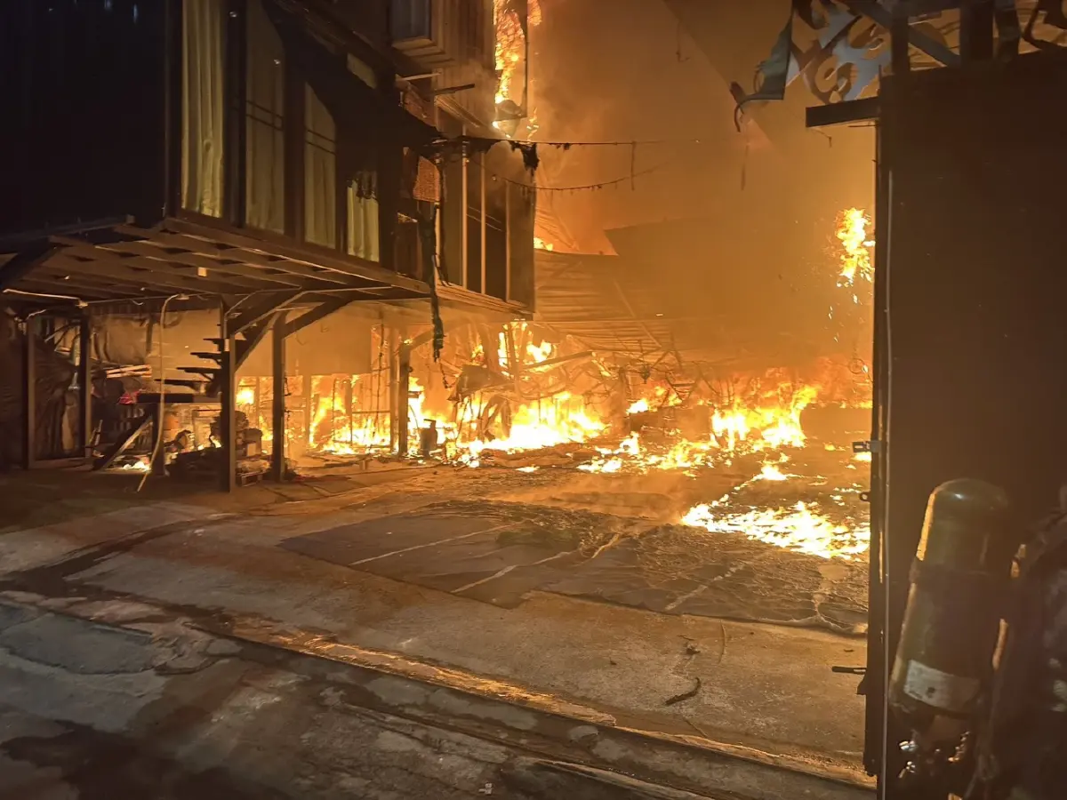 ชาวบ้านหนีตายกลางดึก ไฟไหม้บ้านเดี่ยว ซอยปุณณวิถี 13 วอดทั้งหลัง