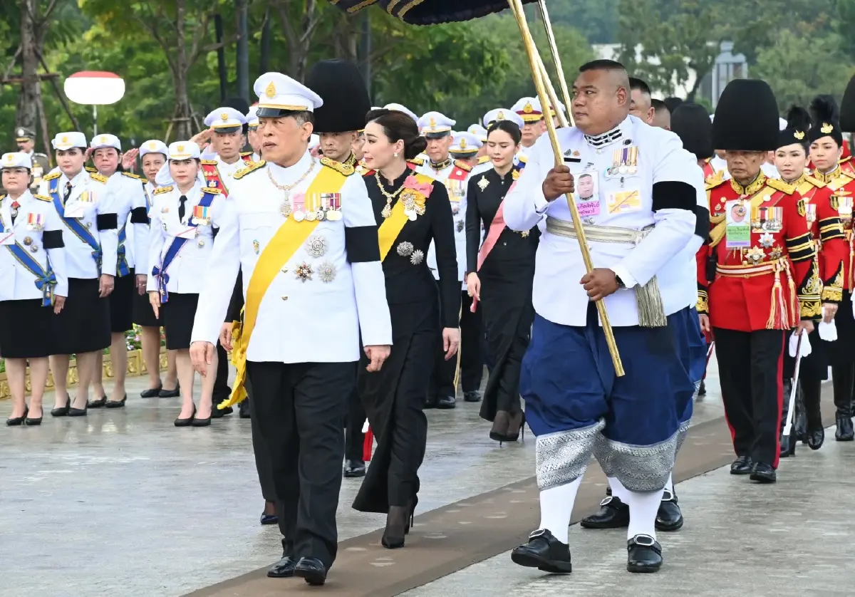 ในหลวง-พระราชินี ทรงปฏิบัติพระราชกรณียกิจ วันคล้ายวันพระบรมราชสมภพ รัชกาลที่ 9