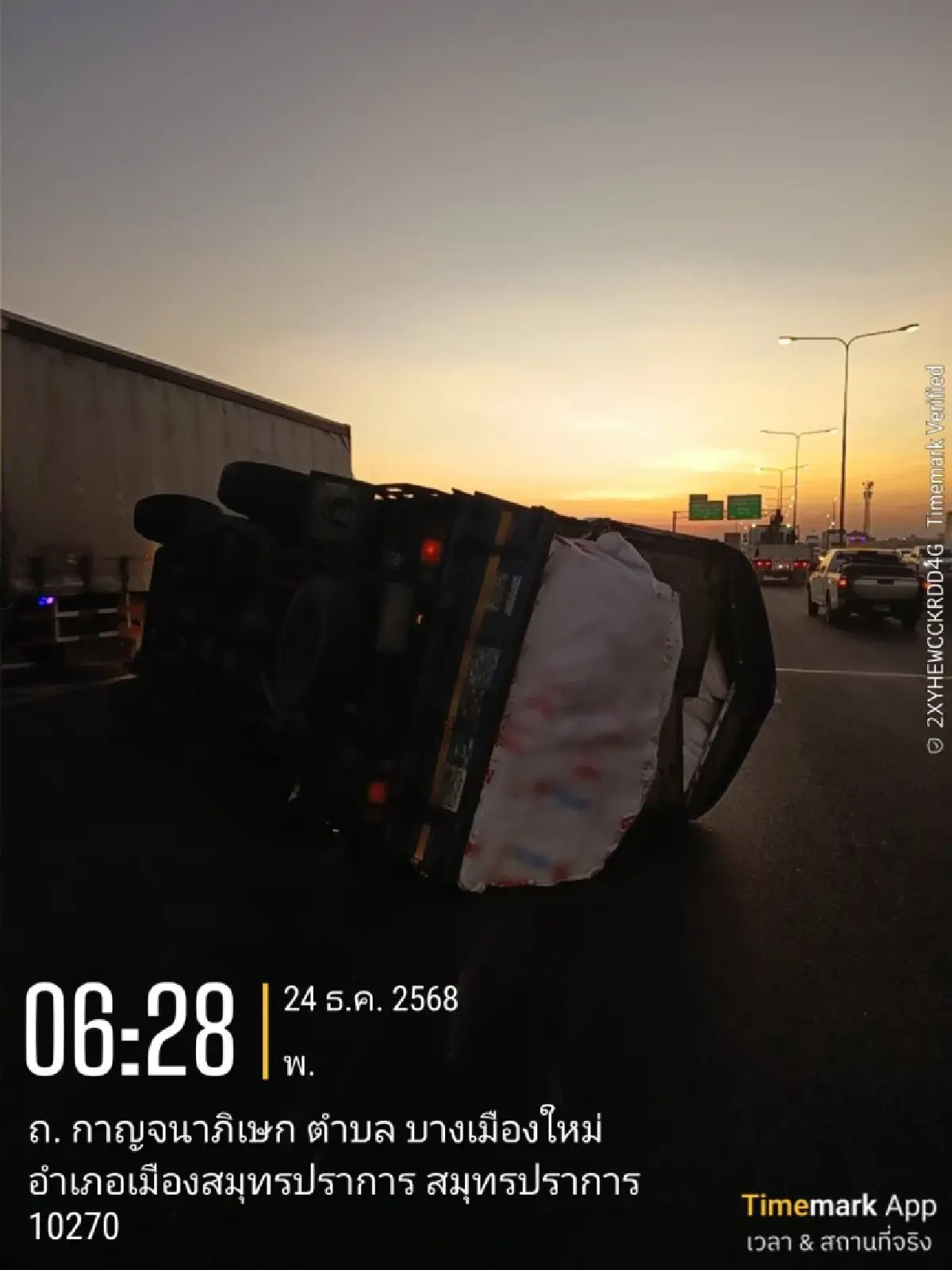 รถติดยาวเช้านี้ ทางพิเศษกาญจนาภิเษก กม.12 รถบรรทุกคว่ำขวางทาง