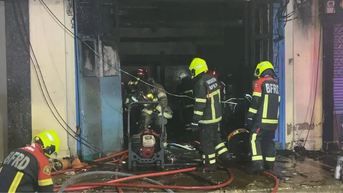 เกิดเหตุ ไฟไหม้บ้านประชาชน ตึกแถว 2 ชั้น เขตพระนคร เสียหายทั้งหลัง