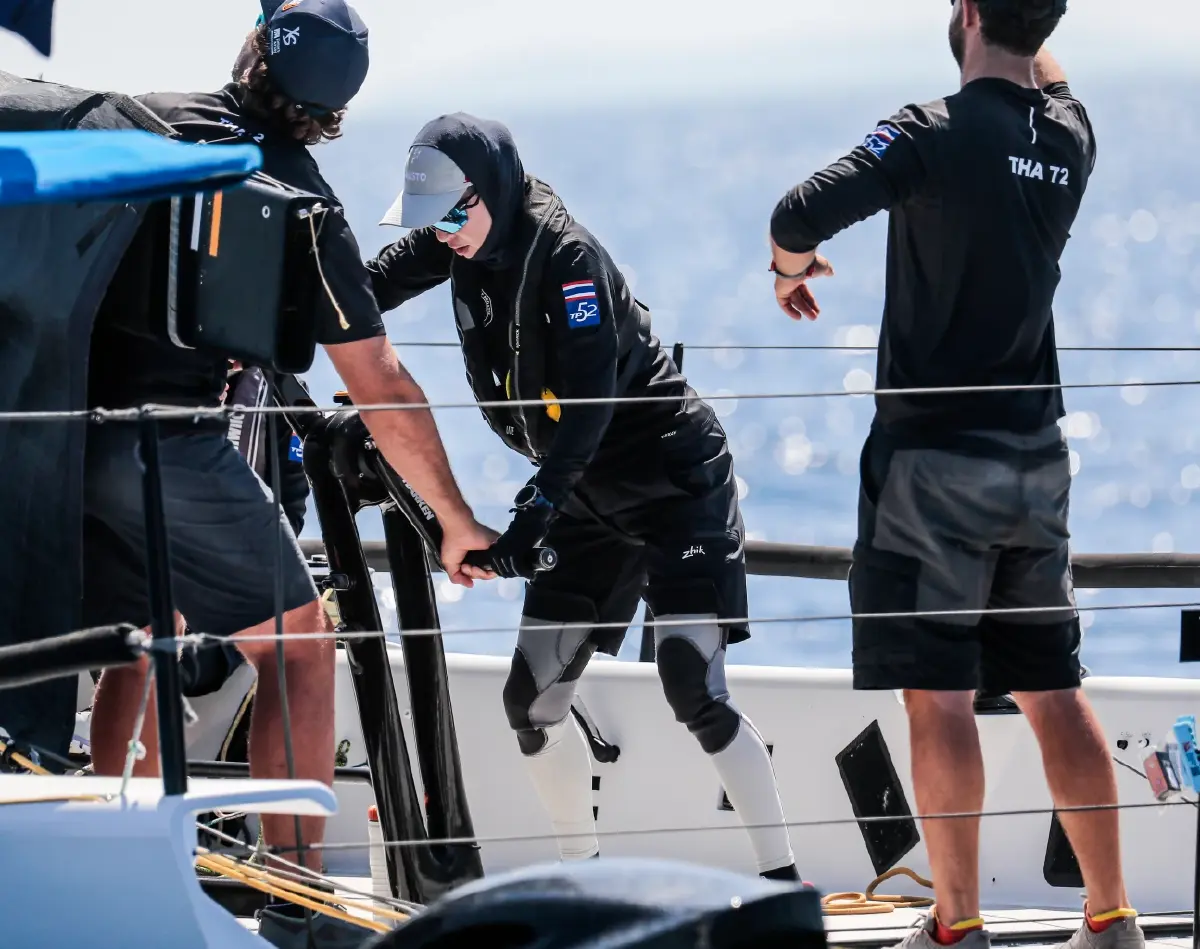 พระราชินี ทรงนำทีมเรือใบวายุ เข้าเส้นชัยเป็นอันดับ 1 ของเรซที่ 2