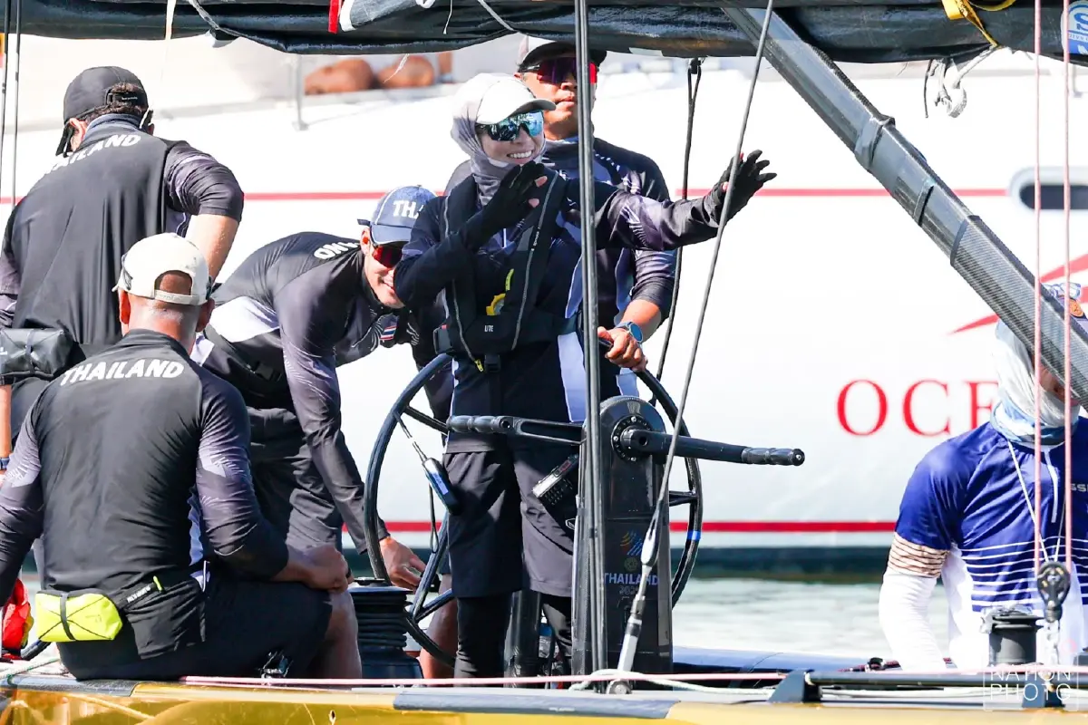 'พระราชินี' ทรงนำทีมเรือใบลงแข่งวันที่ 2 หลังทรงพาทีมชาติไทยชนะ