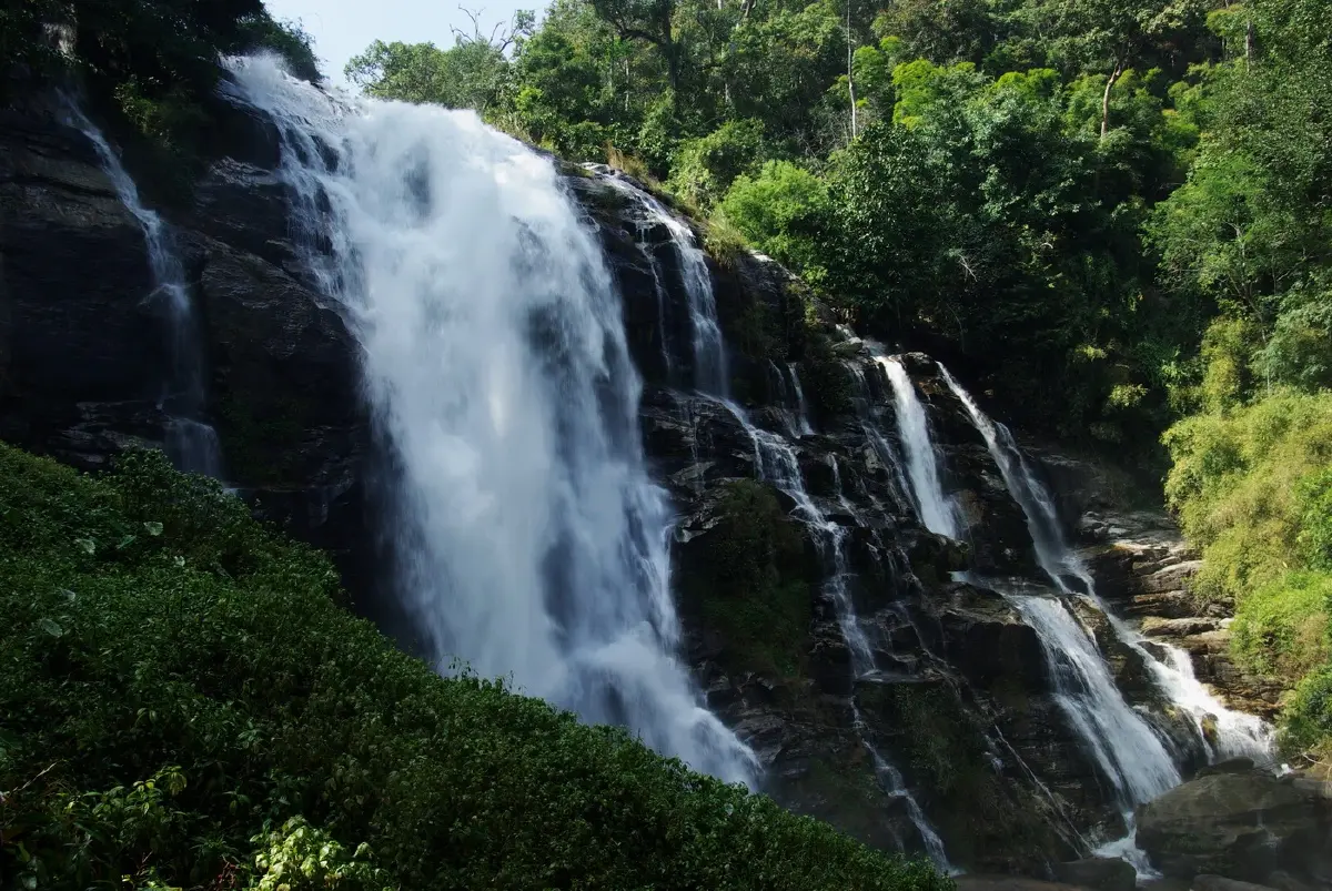 อินทนนท์...ด้วยพระบารมีคุ้มฟ้า