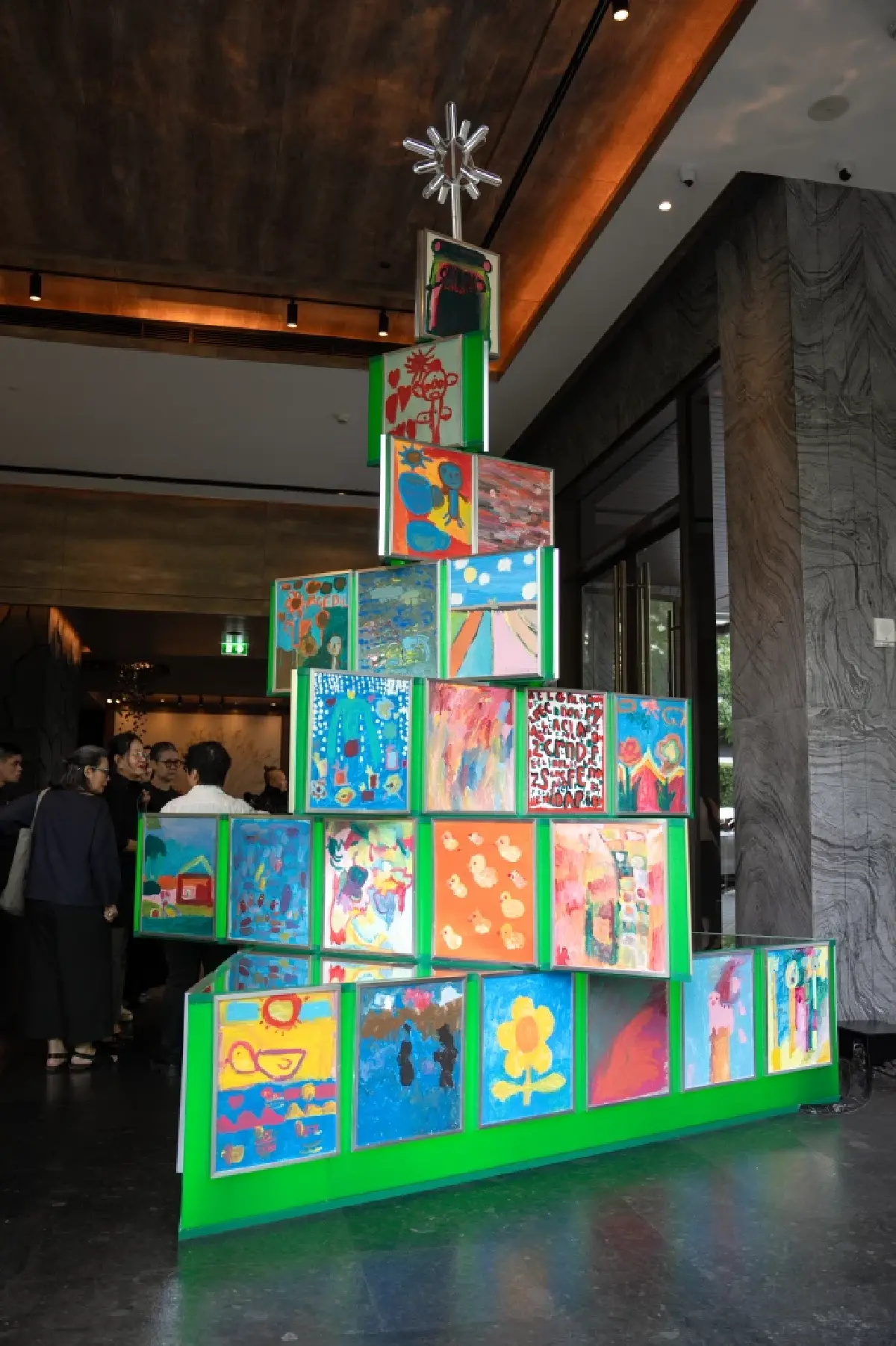 เผยโฉมต้นคริสต์มาส จากปลายพู่กัน 50 ศิลปินดาวน์ซินโดรม