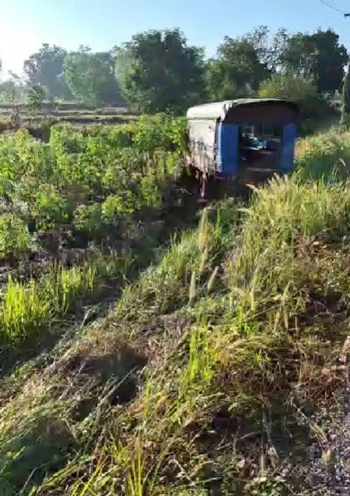 ด่วน รถนักเรียน 6 ล้อระเบิดยางหน้า ระทึกทั้งคัน ตกข้างทาง ที่อุดรฯ