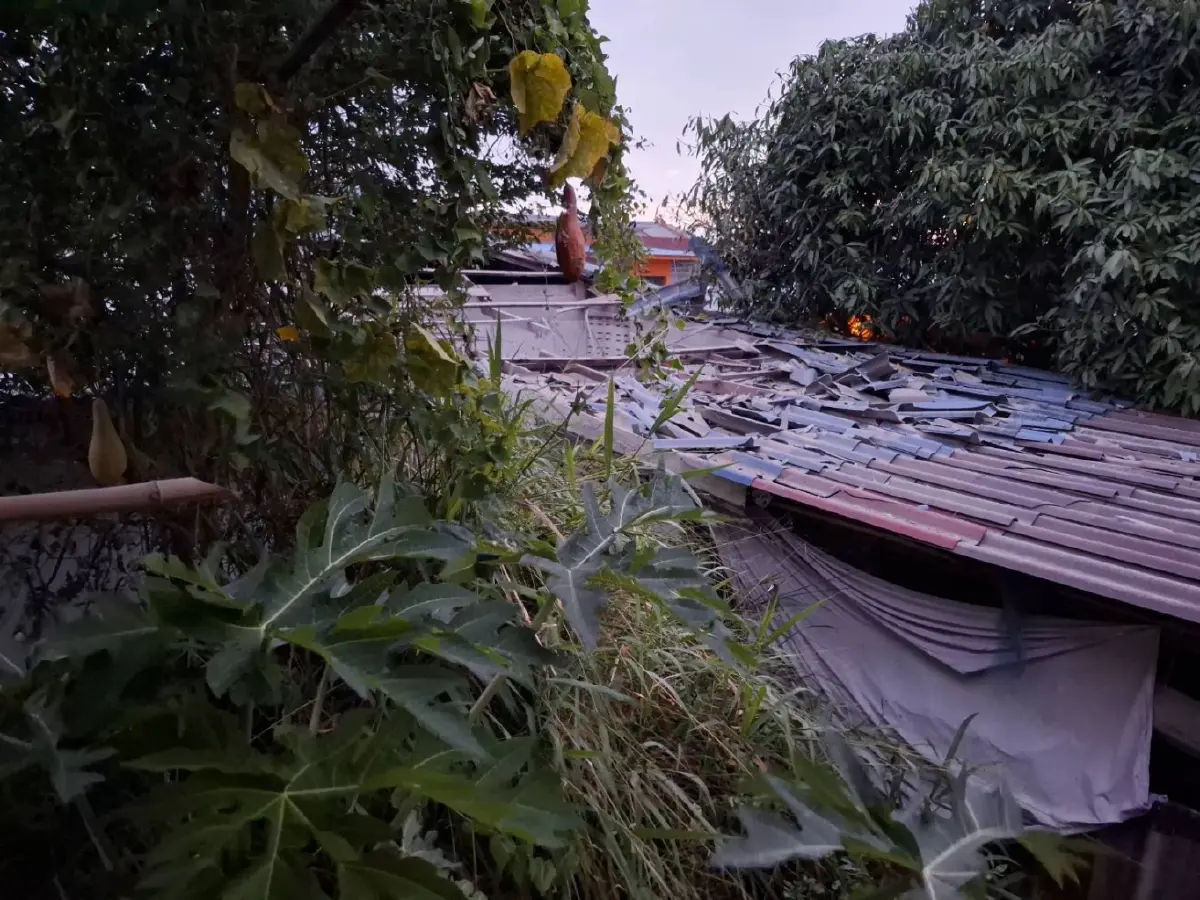 เปิดภาพ กัมพูชา ยิงปืนใหญ่ ตกใส่บ้านคนไทย เสียหาย 2 หลัง