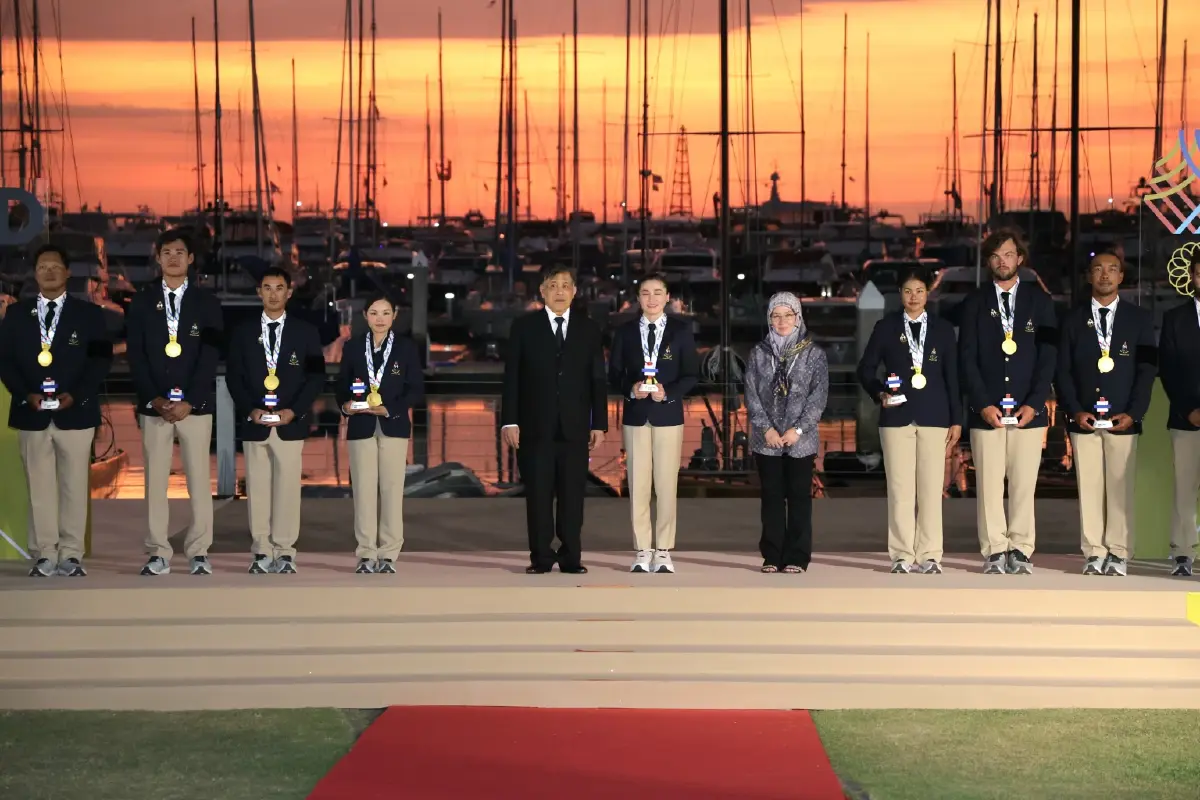 'ในหลวง' พระราชทานเหรียญทอง การแข่งขันกีฬาเรือใบ ซีเกมส์ ครั้งที่ 33 แด่ 'พระราชินี'