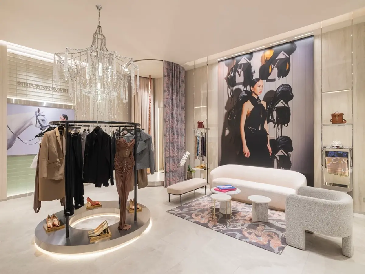 เจ้าฟ้าสิริวัณณวรีฯ ฉลองพระองค์วันเปิด SIRIVANNAVARI ร้านใหม่