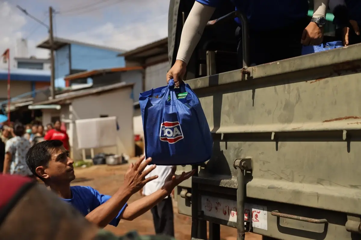TOA เร่งฟื้นฟู รพ.หาดใหญ่ ส่ง 'ทีโอเอ อาสา – วิศวกร' ผนึกกำลังทหาร ปูพรมแจกถุงยังชีพ