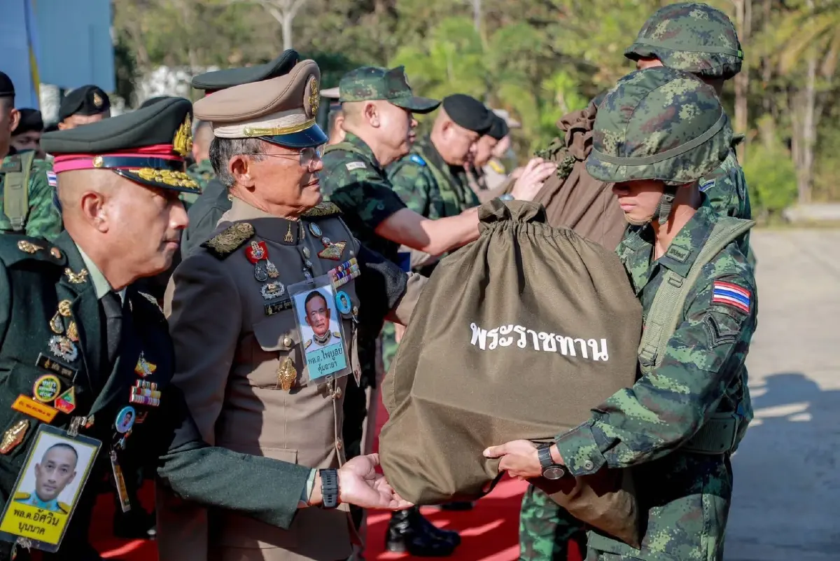 องคมนตรี เชิญสิ่งของพระราชทานปีใหม่ ให้แก่ 'กองกำลังบูรพา'