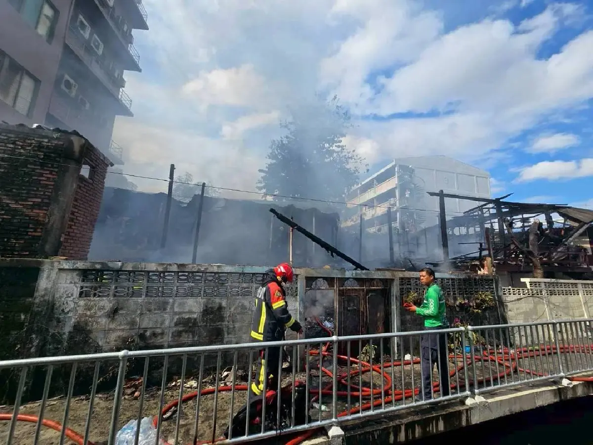 ด่วน ไฟไหม้บ้านไม้ ปลูกติดกัน ซอยประชาราษฎร์บำเพ็ญ 2 เขตดินแดง