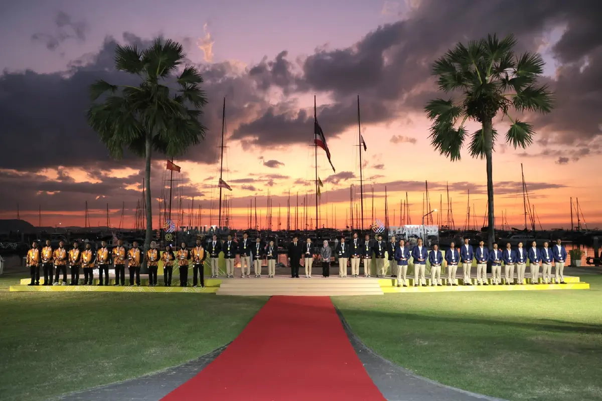 'ในหลวง' พระราชทานเหรียญทอง การแข่งขันกีฬาเรือใบ ซีเกมส์ ครั้งที่ 33 แด่ 'พระราชินี'