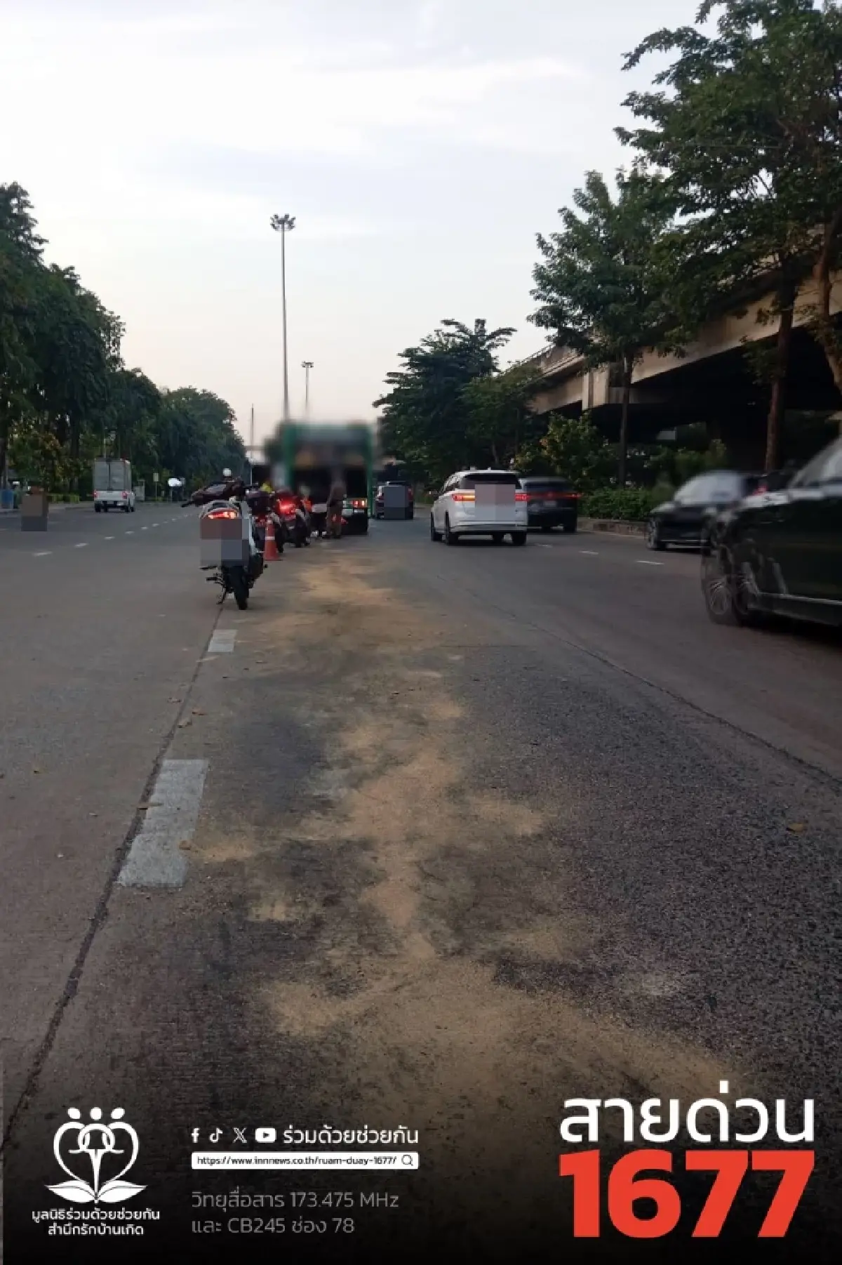 เตือนระวังลื่น รถเมล์จอดเสีย มีน้ำมันรั่ว ถนนประดิษฐ์มนูธรรม