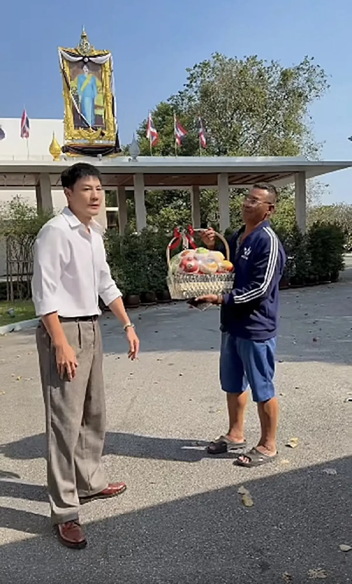 'โดม ปกรณ์ ลัม' เคลื่อนไหวล่าสุด หอบกระเช้าขอโทษ 'น้องจินนี่-คุณหญิงสุดารัตน์'