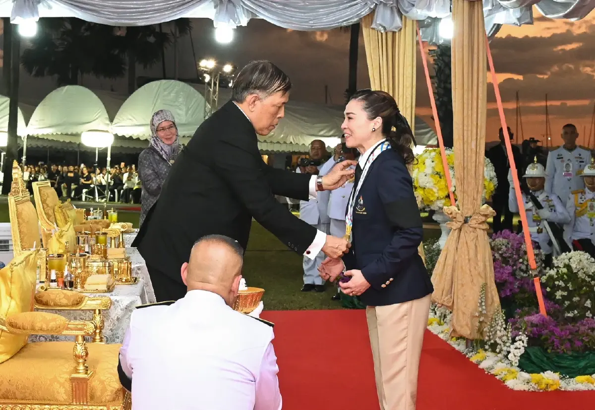 'ในหลวง' พระราชทานเหรียญทอง การแข่งขันกีฬาเรือใบ ซีเกมส์ ครั้งที่ 33 แด่ 'พระราชินี'