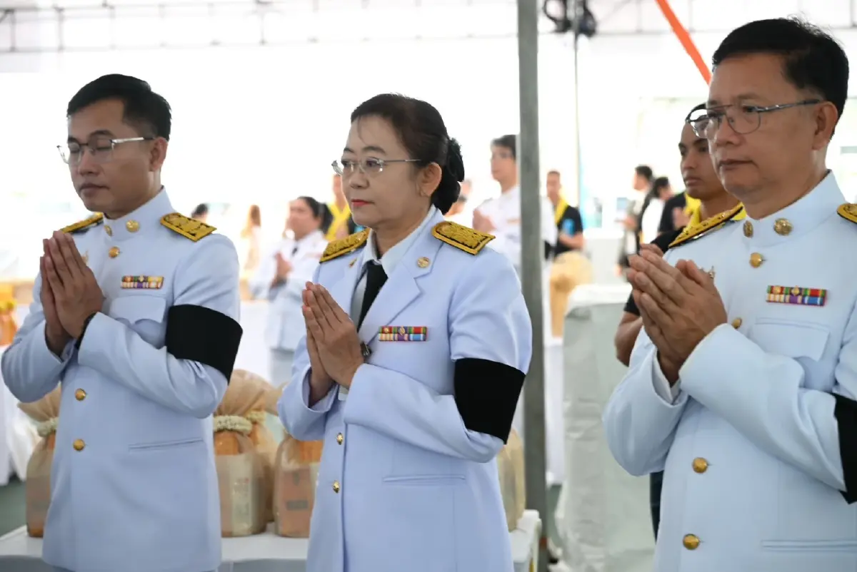 กทม. ร่วมพิธีทำบุญตักบาตรถวายพระราชกุศล น้อมรำลึกพระมหากรุณาธิคุณในหลวงรัชกาลที่ 9