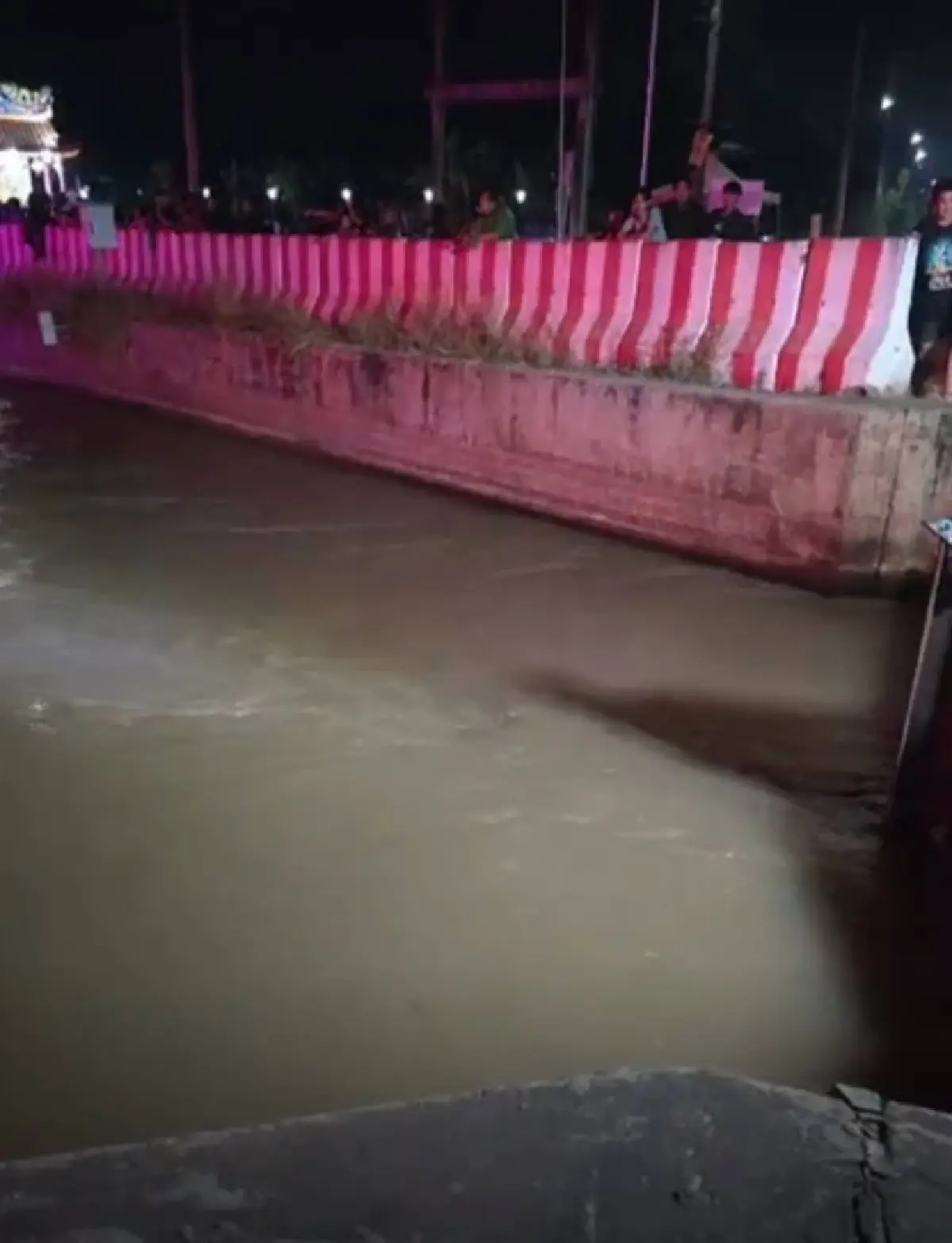 กระบะมรณะ พุ่งลงคลอง 13 ปทุมธานี จมน้ำดับ 3 สูญหาย 3 เร่งงมหาอีก