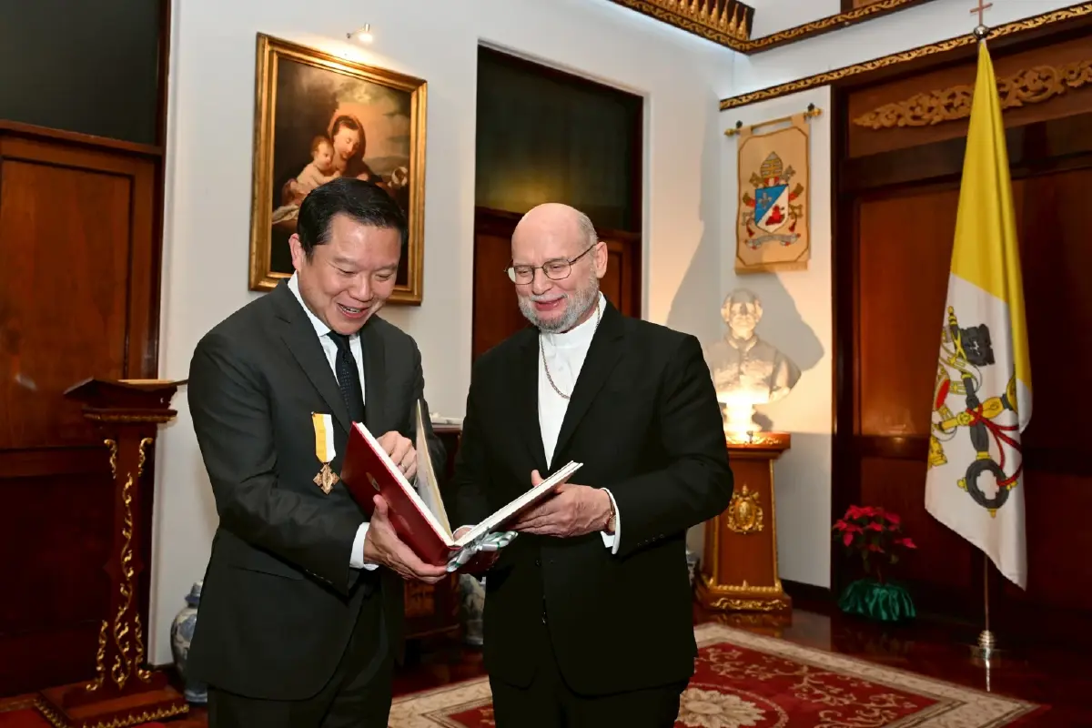 สมเด็จพระสันตะปาปาฯ พระราชทานเครื่องราชอิสริยาภรณ์ ให้แก่ ฐาปน สิริวัฒนภักดี