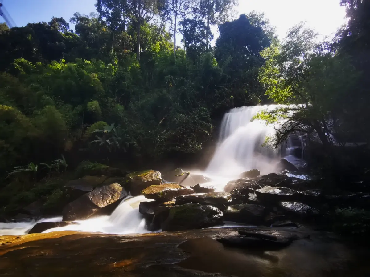 อินทนนท์...ด้วยพระบารมีคุ้มฟ้า