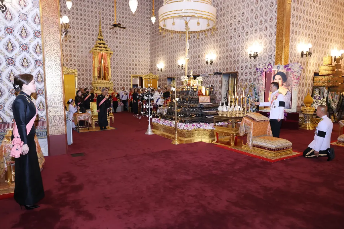 ในหลวง-พระราชินี เสด็จฯ ทรงบำเพ็ญพระราชกุศลปัญญาสมวาร ถวายพระบรมศพ พระพันปีหลวง