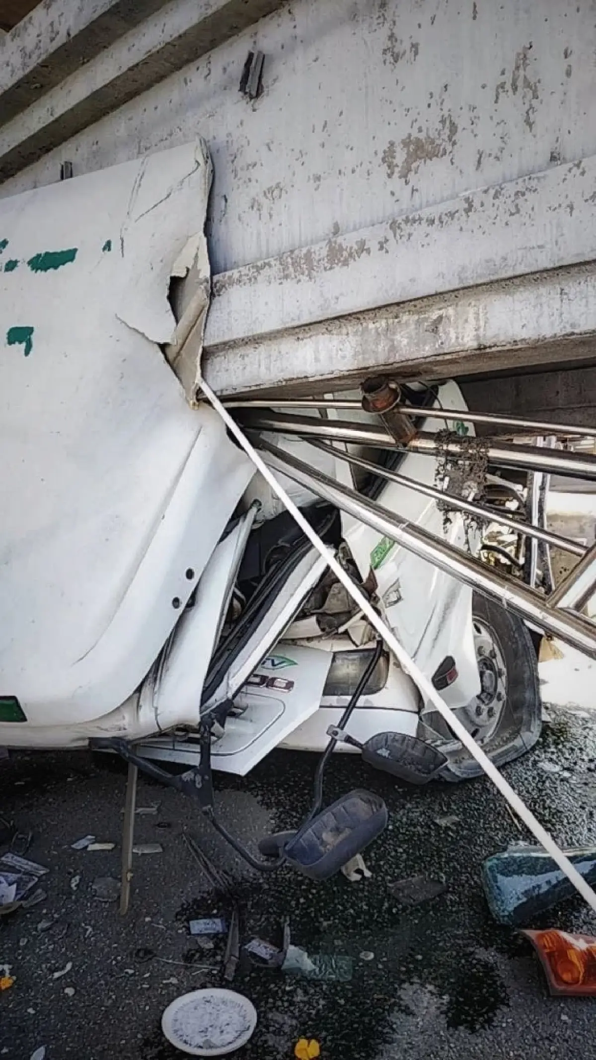 ด่วน! สะพานลอยถล่มทับรถ บางนา-ตราด กม.34 คนติดในรถ มีแก๊สรั่วด้วย