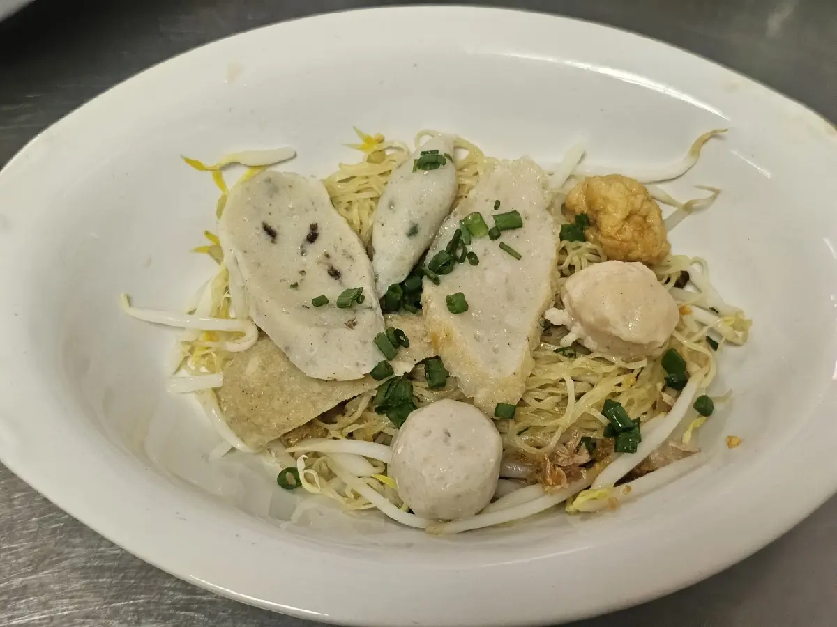 ‘แซว แฮปปี้แลนด์’ อร่อยมา 40 ปี มีดีที่ ‘น้ำซุป’ เฮียตี๋ พร้อมบริการ