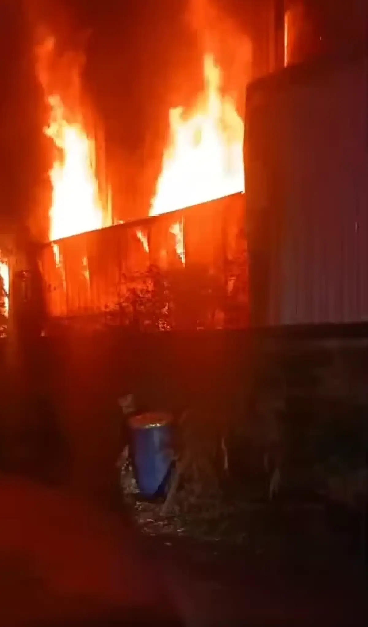 ชาวบ้านหนีตายกลางดึก ไฟไหม้บ้านเดี่ยว ซอยปุณณวิถี 13 วอดทั้งหลัง