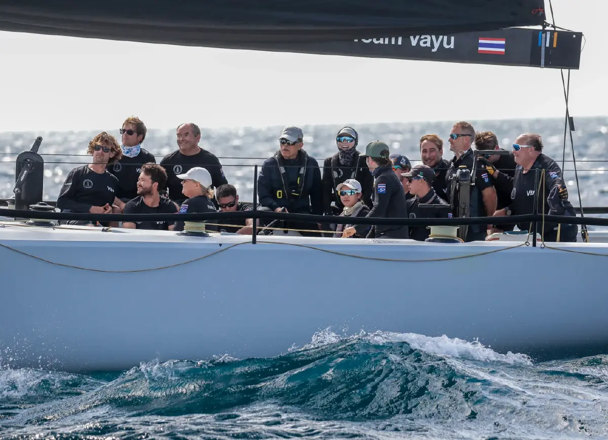 ในหลวง พระราชินี เสด็จฯ พระราชทานรางวัล 'ภูเก็ตคิงส์คัพรีกัตต้า'