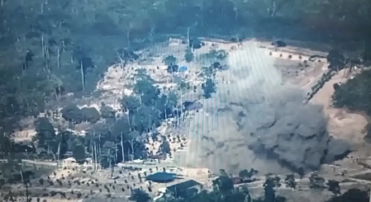 ทิ้งบอมบ์  ทหาร BHQ  ขนกำลัง 5 คันรถ เข้าพื้นที่บ้าน3หลัง จ.ตราด