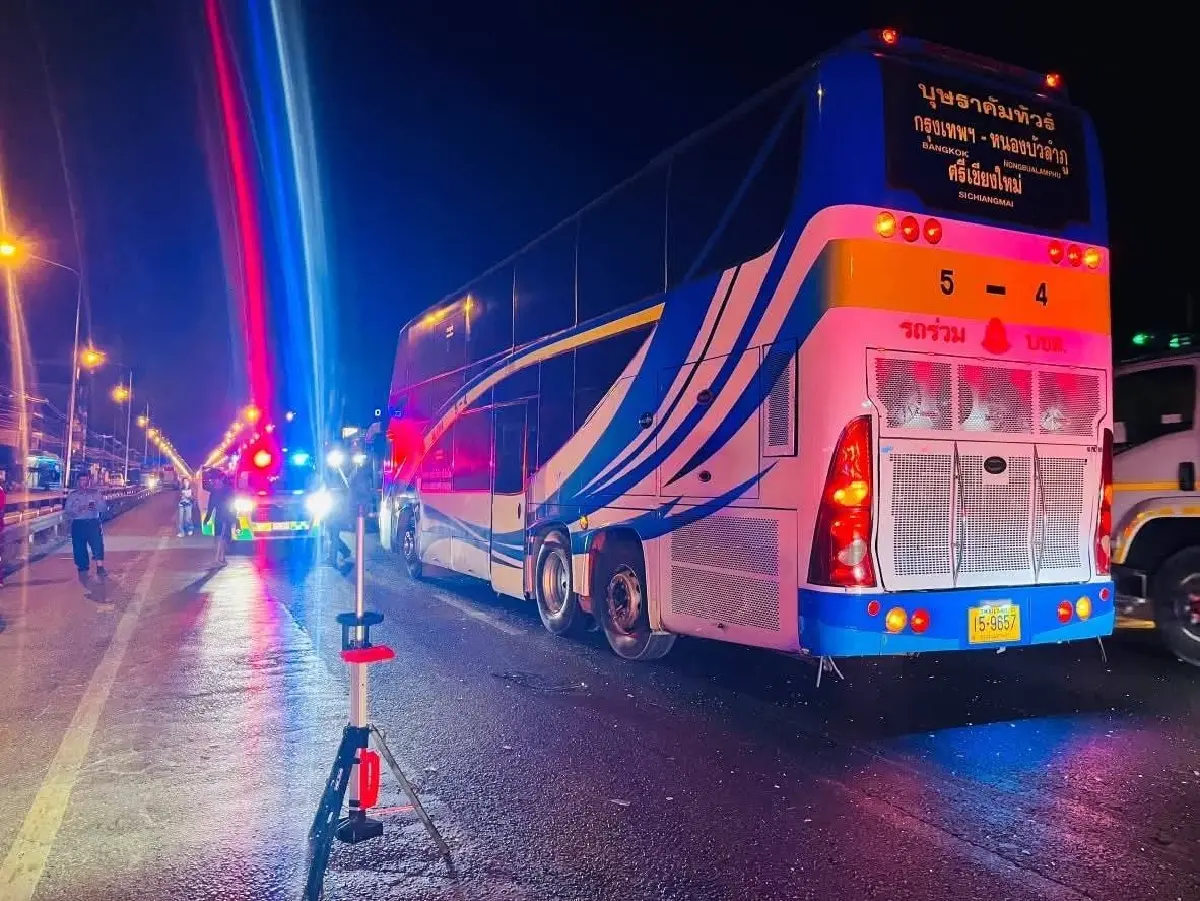 ด่วน รถทัวร์ กรุงเทพ-หนองบัวลำภู พุ่งชนรถบรรทุก ถ.มิตรภาพ กลางดง
