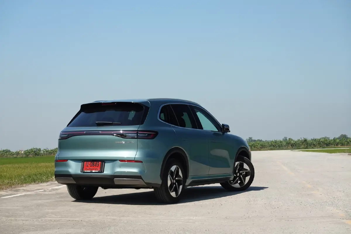 ‘จีลี อีเอ็กซ์ 5’ นั่งสบาย  ทางตรง ทางโค้งนิ่ง คลื่น ลอน เด้งเล็กน้อย